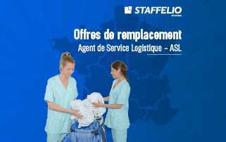Deux remplaçantes de service logistique dans un établissement de santé prennent en charge un patient