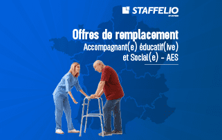 Une remplaçante d'accompagnement éducatif et social en train d'accompagner un patient qui marche avec des béquilles