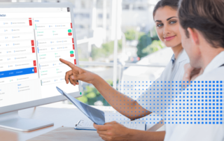 un médecin utilise une solution de gestion de remplacement